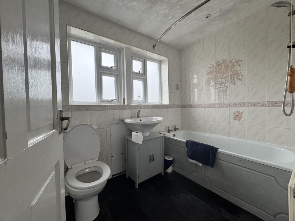 Lot: 86 - TWO-BEDROOM HOUSE FOR IMPROVEMENT - Family Bathroom